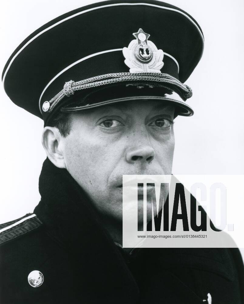 THE HUNT FOR RED OCTOBER, Tim Curry, 1990. ph: Fred Sabine ?Paramount Pictures Courtesy Everett Collection Ref:MBDHUFO PA006 PUBLICATIONXNOTxINxCANxCHNxFRAxITAxJPNxNORxPOLxRUSxESPxUKxUSA