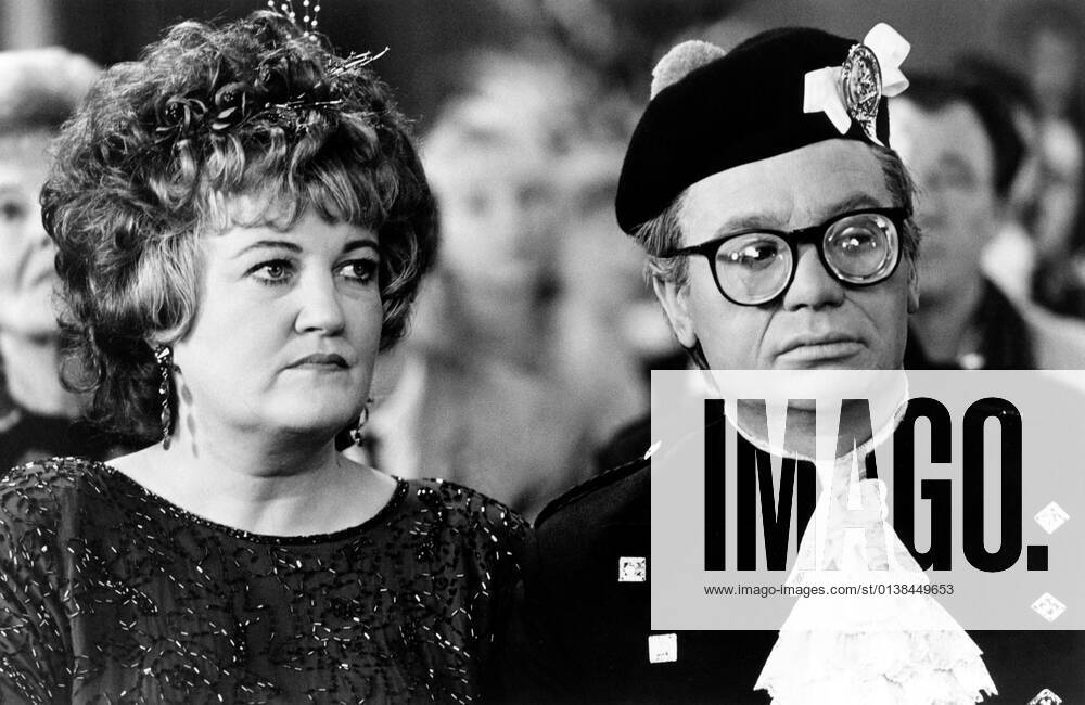 SO I MARRIED AN AXE MURDERER, from left: Brenda Fricker, Mike Myers, 1993. ph: ? TriStar Pictures courtesy Everett Collection Ref:MBDSOIM TR004 PUBLICATIONXNOTxINxCANxCHNxFRAxITAxJPNxNORxPOLxRUSxESPxUKxUSA