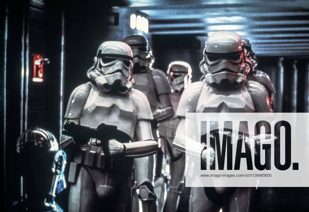 STAR WARS: EPISODE IV-A NEW HOPE, Mark Hamill, Harrison Ford as Stormtroopers, 1977. TM and Copyright ? 20th Century Fox Film Corp. All rights reserved. courtesy Everett Collection Ref:MSDSTWA FE098 PUBLICATIONXNOTxINxCANxCHNxFRAxITAxJPNxNORxPOLxRUSxESPxUKxUSA