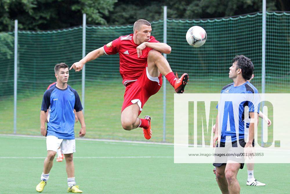 FC Bergheim 2000 Lukas Podolski (ganz in rot) kickte nach der Mannschaftsvorstellung von Bergheim 2000 mit seinen Freunden auf einem kleinen Nebenplatz im Lukas Podolski Sportpark Sport
