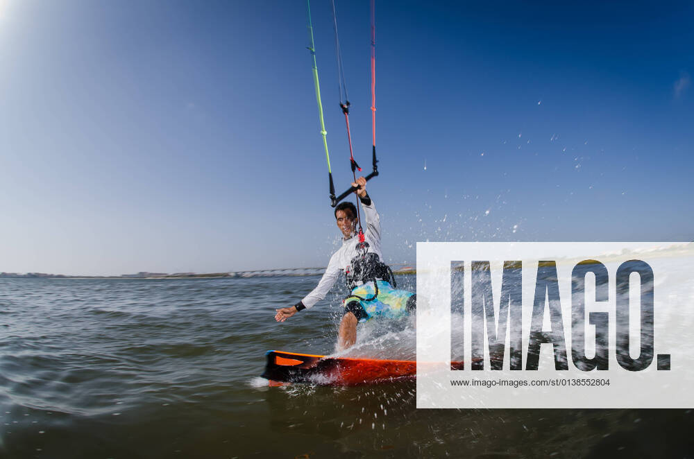 IMAGO Creative: Sommer Sport - Strand Kiteboarder enjoy surfing on a sunny day.