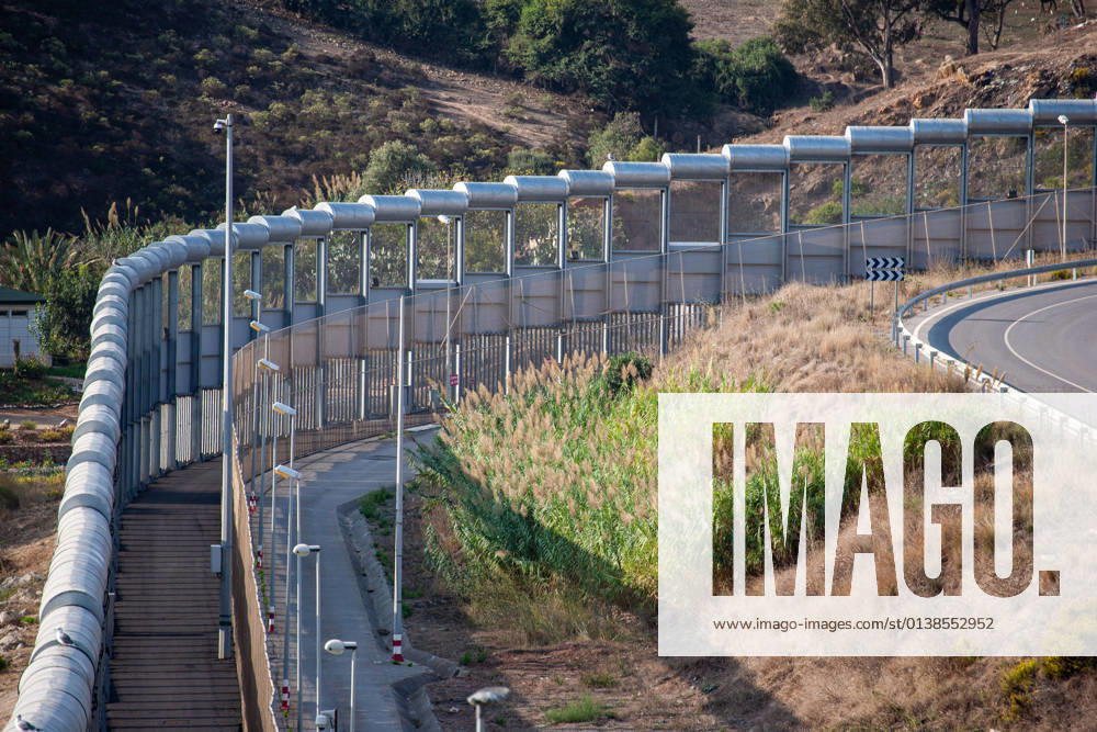 Border fence on the EU external borders: Ceuta Auf der spanischen Exklave Ceuta befindet sich die EU Außengrenze zu Marokko. Die Grenze ist mit einem Grenzzaun gesichert. Es kommt immerwieder zu illegalen Grenzübertritten. Im Bild: Grenzzaun in Ceuta. Spanien. 13.10.2021