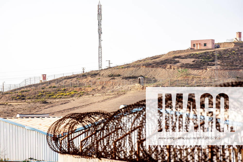 Border fence on the EU external borders: Ceuta Auf der spanischen Exklave Ceuta befindet sich die EU Außengrenze zu Marokko. Die Grenze ist mit einem Grenzzaun gesichert. Es kommt immerwieder zu illegalen Grenzübertritten. Im Bild: Grenzzaun in Ceuta. Spanien. 13.10.2021