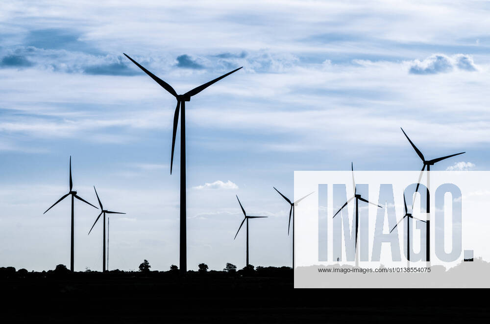 IMAGO Creative: 2022 Aussichten Backlit view of a group of mills for electric power generation