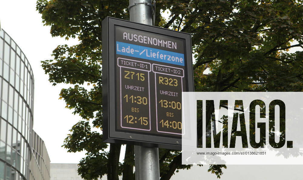 An electronic sign in a loading zone on ABC Straße in Hamburgs city centre indicates that a delivery driver has reserved a parking space In the so-called SmaLa project in the district of Hamburg Mitte, registered parcel service providers