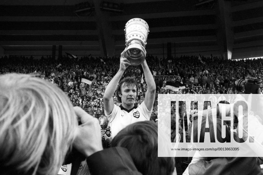 Karl Heinz -Charly- Körbel präsentiert die Trophäe, Eintracht Frankfurt ist DFB Pokalsieger 1980 1981