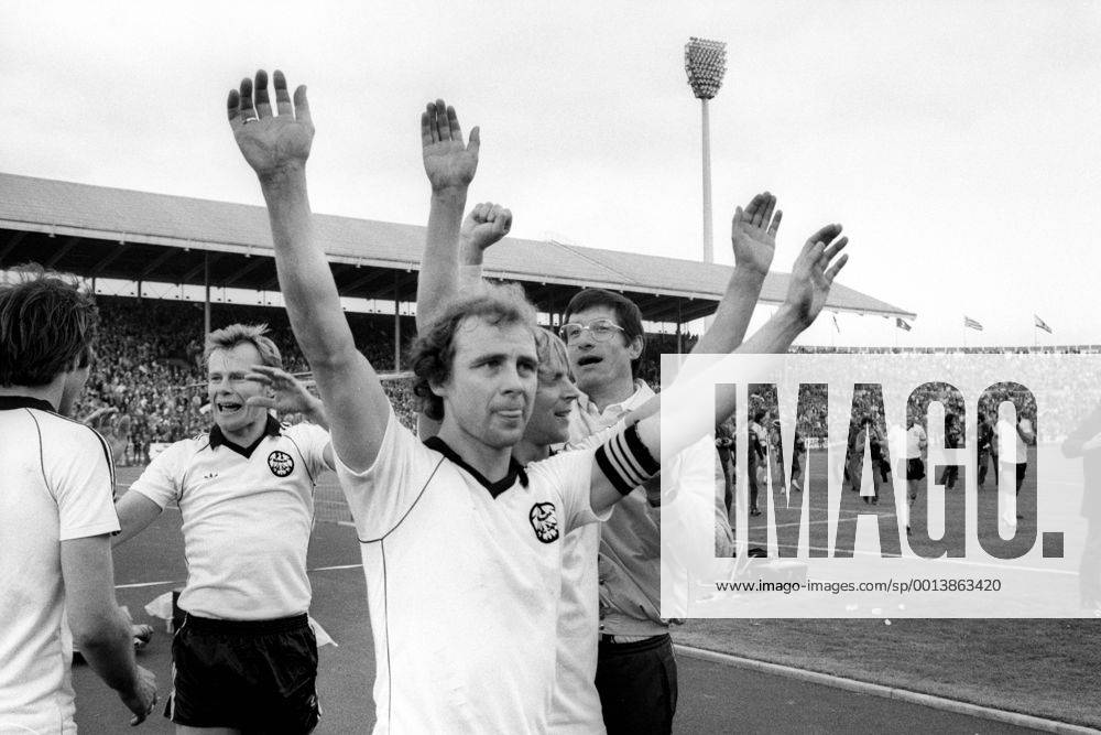 Eintracht Frankfurt, DFB Pokal Sieger 1980 1981, v.re.: Trainer Lothar Buchmann, Norbert Nachtweih, Bernd Hölzenbein, Michael Sziedat