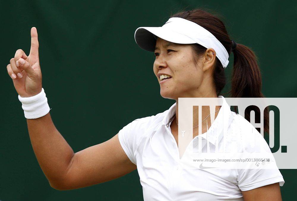 (130627) -- LONDON, June 27, 2013 (Xinhua) -- Li Na of China reacts during the second round of ladies singles on day 4 of the Wimbledon Lawn Tennis Championships at the All England Lawn Tennis and Croquet Club in London, Britain on June 27, 2013. (Xinhua Wang Lili) (SP)BRITAIN-LONDON-TENNIS-WIMBLEDON-DAY 4