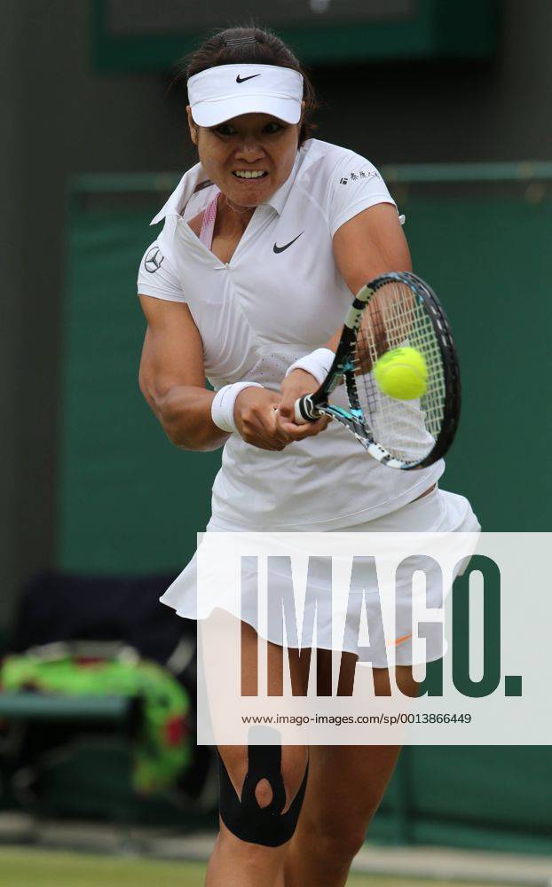 (130627) -- LONDON, June 27, 2013 (Xinhua) -- Li Na of China returns the ball during the second round of ladies singles on day 4 of the Wimbledon Lawn Tennis Championships at the All England Lawn Tennis and Croquet Club in London, Britain on June 27, 2013. (Xinhua Yin Gang) (SP) BRITAIN-LONDON-TENNIS-WIMBLEDON-DAY 4