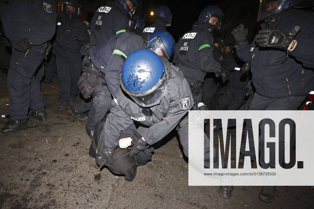 During a demonstration against the eviction of the left-wing autonomous construction trailer camp Köpi in Berlin Kreuzberg, riots broke out Police officers were pelted with bottles, stones and fireworks Unknown persons smashed windows of several cars in Reichenbergerstraße, rammed traffic signs into parked Foto:xJ.xFuturexImage