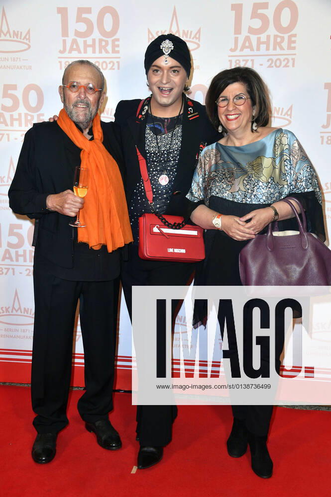 Leonhard R Müller, Julian F M Stoeckel and Judith Stückler at the presentation of the Askania Award 2021 and the 150 years Askania anniversary celebration at the Capital Club Berlin, 15 10 2021 Foto:xN.xKubelkax xFuturexImage
