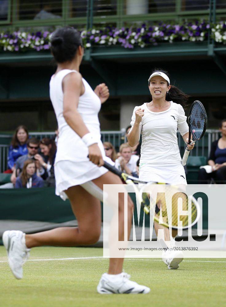 Zheng Jie(R) of China and Vania King of the United States celebrate during the second round of women s doubles on day 5 of the Wimbledon Lawn Tennis Championships at the All England Lawn Tennis and Croquet Club in London, Britain, on June 28, 2013. (Xinhua Wang Lili) BRITAIN-LONDON-TENNIS-WIMBLEDON-DAY 5