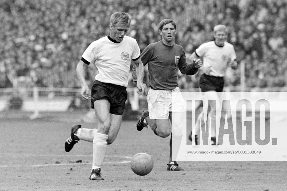 Fußball, WM 1966, Finale in Wembley, England - Deutschland 4-2 n.V. Sigfried Held (Deutschland, li.) gegen Alan Ball (England) Fußball WM Herren Weltmeisterschaft 1966, Nationalmannschaft, Nationalteam, Nationaltrikot, Länderspiel, Endspiel, Vsw Gruppe London Dynamik,