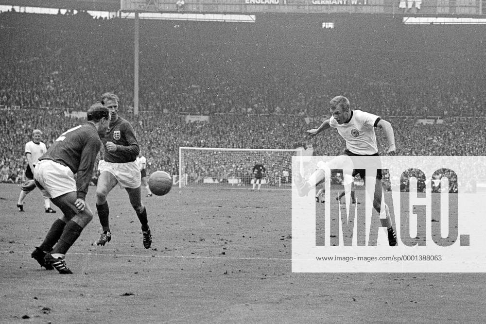 Fußball, WM 1966, Finale in Wembley, England - Deutschland 4-2 n.V. Sigfried Held (Deutschland, re.) zieht ab, George Cohen (li.) und Jack Charlton (beide England) beobachten die Flugbahn des Balles Fußball WM Herren Weltmeisterschaft 1966, Nationalmannschaft, Nationalteam, Nationaltrikot, Länderspiel, Endspiel, Vsw Totale London Dynamik,