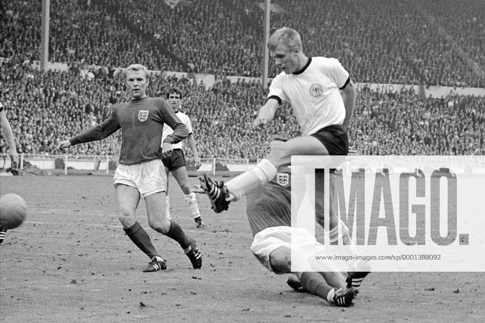 Fußball, WM 1966, Finale in Wembley, England - Deutschland 4-2 n.V. Sigfried Held (Deutschland, re.) zieht ab, George Cohen (2.v.re.) kann ihn nicht stoppen, Bobby Moore (England) schaut zu Fußball WM Herren Weltmeisterschaft 1966, Nationalmannschaft, Nationalteam, Nationaltrikot, Länderspiel, Endspiel, Vsw Gruppe London Dynamik,