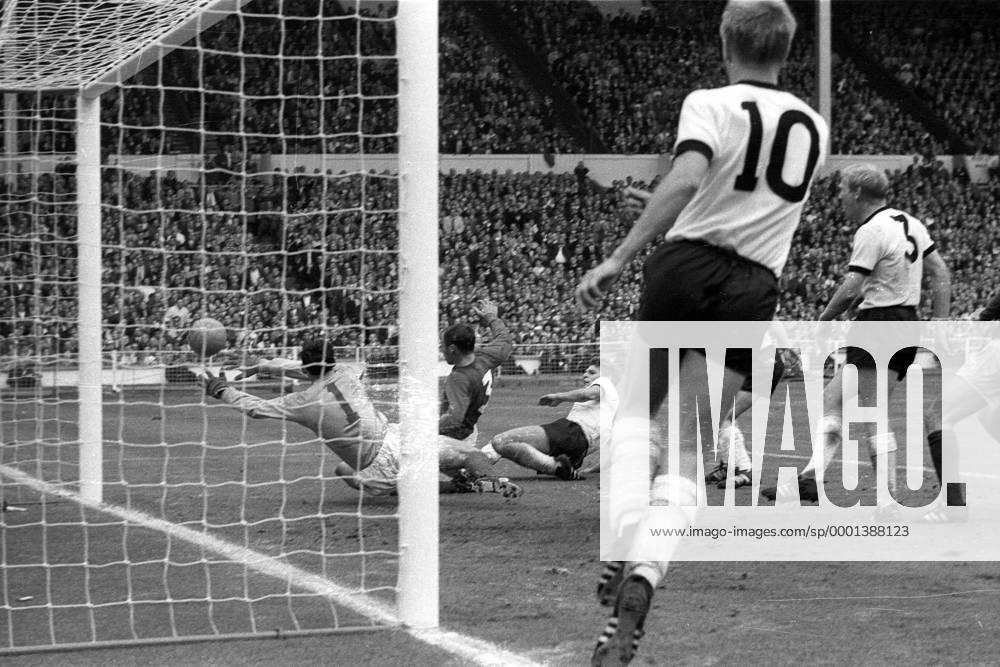 Fußball, WM 1966, Finale in Wembley, England - Deutschland 4-2 n.V. Torwart Gordon Banks und Ray Wilson (beide England, 2.v.li.) versuchen vergeblich den Schuß von Wolfgang Weber (Mitte) zum 2:2-Ausgleich abzuwehren - Karl-Heinz Schnellinger (re.) und Sigfried Held (alle Deutschland) schauen gebannt zu Fußball WM Herren Weltmeisterschaft 1966, Nationalmannschaft, Nationalteam, Nationaltrikot, Länderspiel, Endspiel Gruppe London Dynamik,
