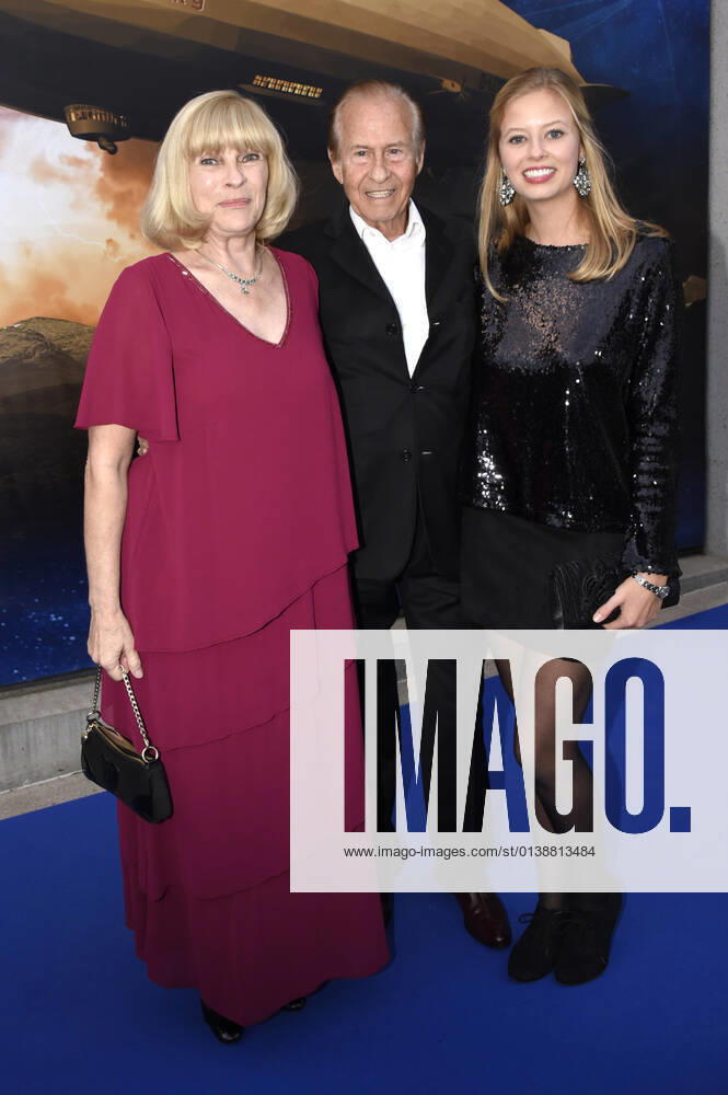 Michael Holm with wife Beate Holm and daughter Anna Franziska at the premiere of the musical Zeppelin Das Musical at the Festspielhaus Neuschwanstein Füssen, 16 10 2021 Foto:xS.xFuturexImage