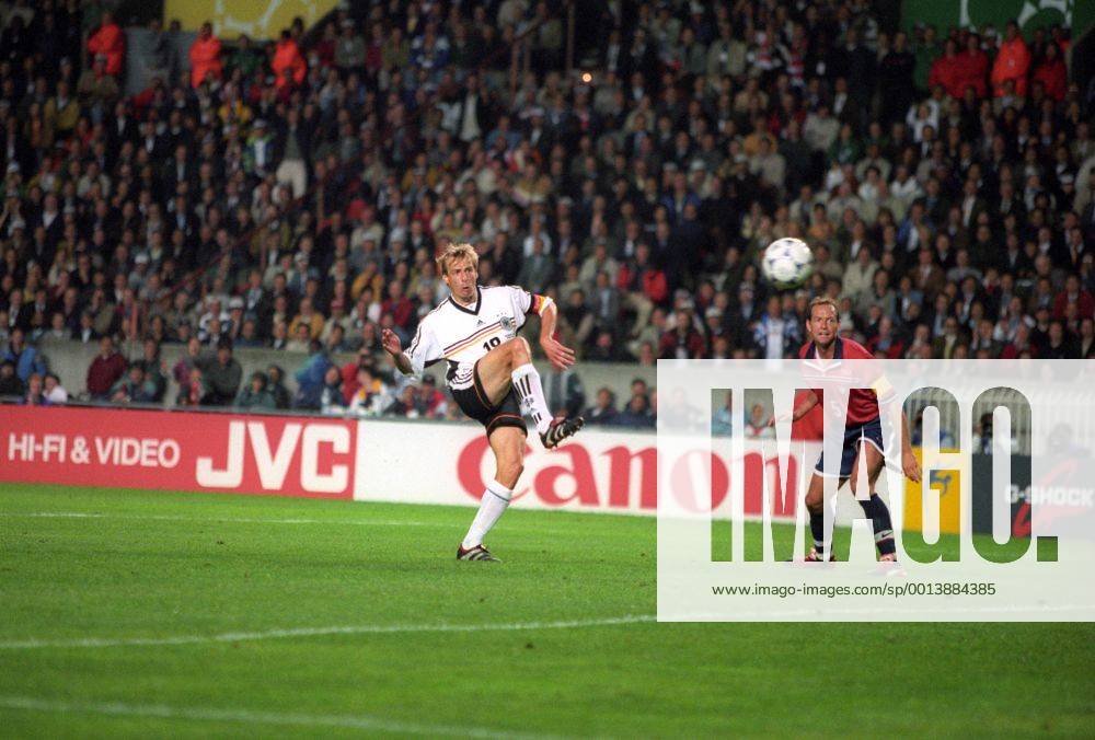Jürgen Klinsmann (Deutschland, li.) gegen Thomas Dooley (USA)
