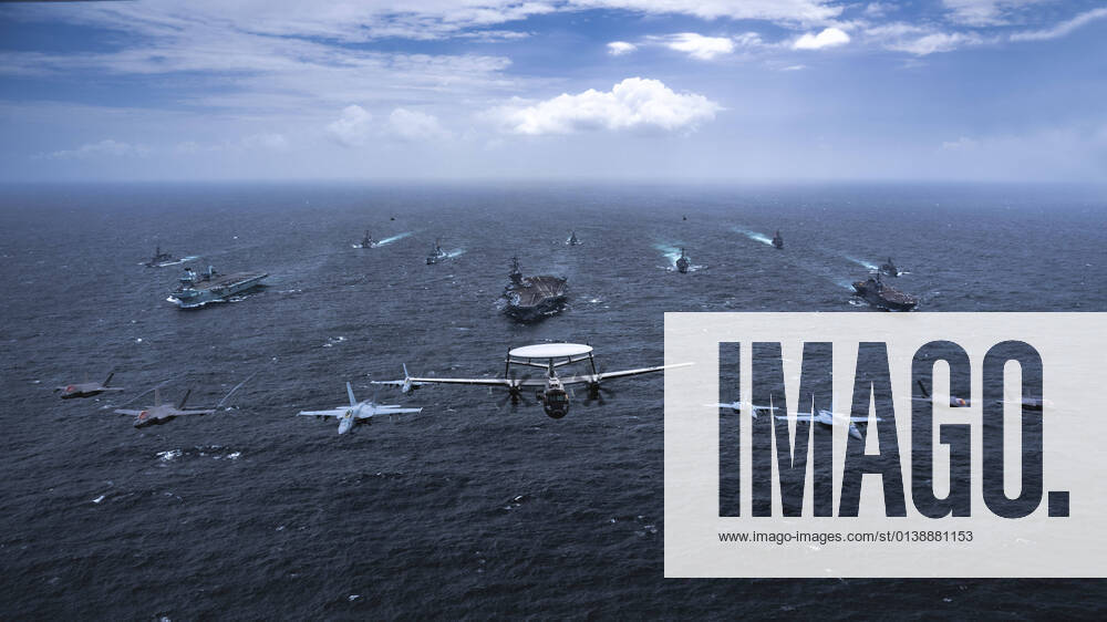 KW41 Golf von Bengalen, Marine-Militärübung von USA, Großbritannien, Japan und Australien 211017-N-HS181-1312 BAY OF BENGAL (Oct. 17, 2021) Ships and aircraft from the U.S. Navy, Royal Australian Navy, Japan Maritime Self-Defense Force, and U.K. Royal Navy transit in formation as part of Maritime Partnership Exercise (MPX) 2021, Oct. 17, 2021. MPX 2021 is a multilateral maritime exercise between the Royal Australian Navy, Japan Maritime Self-Defense Force, U.K. Royal Navy, and U.S. maritime forces, focused on naval cooperation, interoperability and regional security and stability in the Indo-Pacific and is an example of the enduring partnership between Australian, Japanese, U.K. and U.S. maritime forces, who routinely operate together in the Indo-Pacific, fostering a cooperative approach toward regional security and stability. (