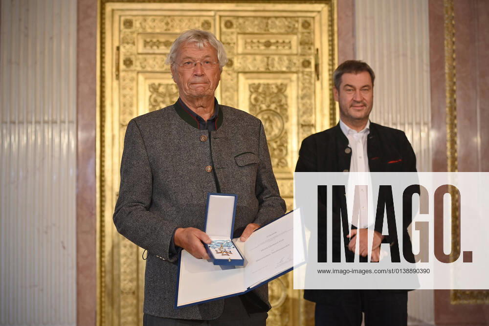 The cabaret artist Gerhard POLT receives the Bavarian Order of Merit and the award certificate from Markus SOEDER, State Premier of Bavaria and Chairman of the CSU, at the Prinz Carl Palais in Munich on 18 10 2021.