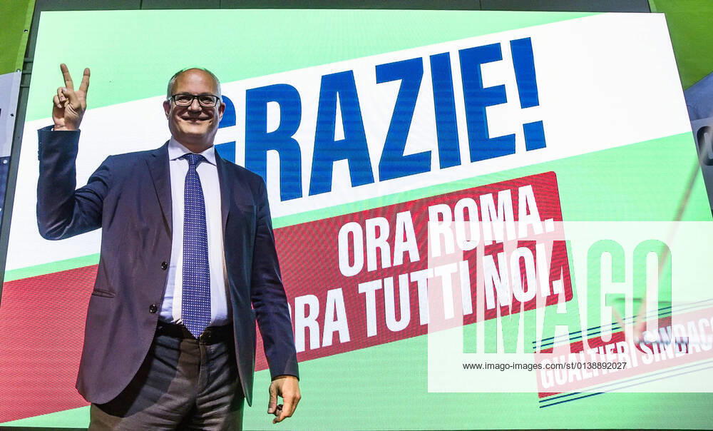 Bürgermeisterwahlen in Rom, Siegesfeier von Roberto Gualtieri October 18, 2021, Rome, Italia: Roberto Gualtieri, the center-left new Mayor of Rome, celebrates the victory at the end of the ballot municipal election in Rome inside his electoral committee in Rome, Italy, 18 October 2021. Center-left candidate Roberto Gualtieri thanked Romans for voting him in as their new mayor after projections showed him with an over 60%-40% lead over centre-right rival Enrico Michetti. Thank you Romans for this so significant result, by which I feel honoured. I ll put everything into it, he said. ANSA ANGELO CARCONI Rome Italia - ZUMAa110 20211018_zaf_a110_055