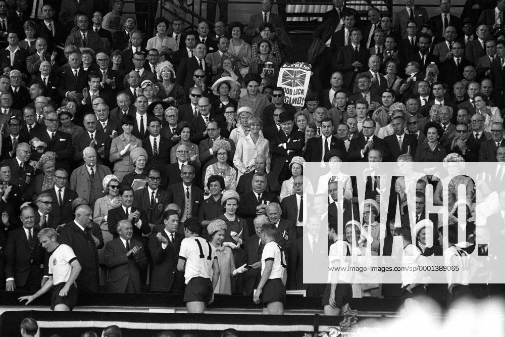 Fußball, WM 1966, Finale in Wembley, England - Deutschland 4-2 n.V. Queen Elizabeth II gratuliert den deutschen Spielern nach dem verlorenem Finale - v.li.: Karl Heinz Schnellinger, Lothar Emmerich, Siegfried Held, Franz Beckenbauer, Wolfgang Weber und Wolfgang Overath Fußball WM Herren Weltmeisterschaft 1966, Länderspiel, Nationalmannschaft, Nationalteam, Nationaltrikot, Vneg, Vsw Totale Finale, Endspiel, BR Deutschland, Wembley, Königin London, England - Deutschland 4:2 n.V., BRD