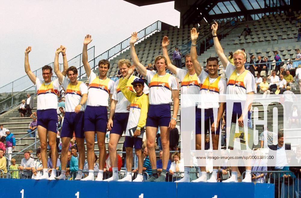 Der Deutschland Achter bei der Siegerehrung, v.li.: x, x, x, Armin Eichholz, Steuermann Manfred Klein, Bahne Rabe, x, Eckhardt Schulz, x Rudern Herren Rudersport 1992, Weltcup, Welt-Cup, Worldcup, World, WC Gruppe Freude,