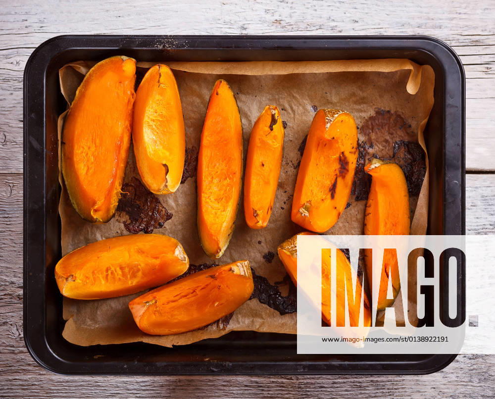 IMAGO Creative, Herbst, Food, Ofenkürbis Roasted pumpkin on a baking tray