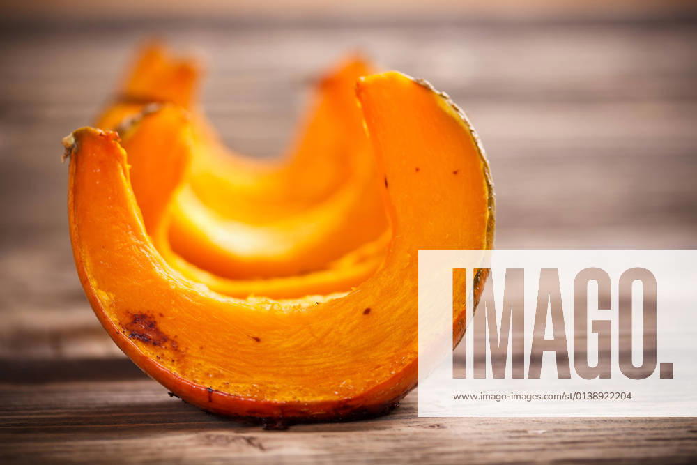 IMAGO Creative, Herbst, Food, Ofenkürbis Fresh roasted pumpkin from the oven
