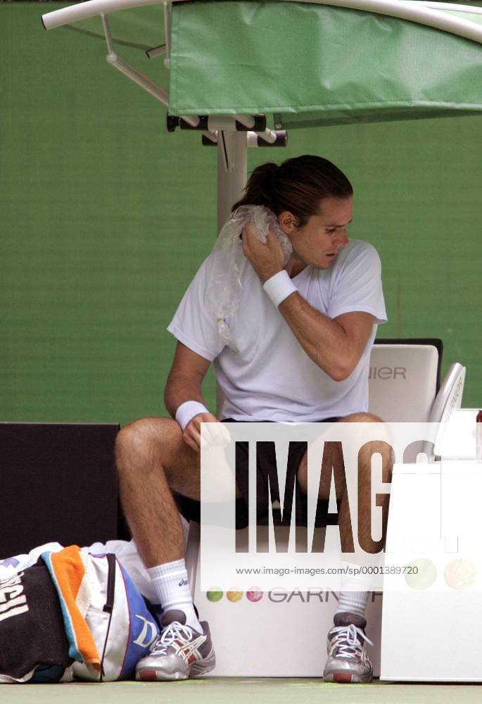 Thomas Haas (Deutschland) kühlt seinen Nacken mit einem Eisbeutel Tennis Herren Australian Open 2005, ATP Tour, Grand Slam, Hartplatz, Hardcourt, Hartplatztennis, Hartplatzturnier Einzelbild Melbourne