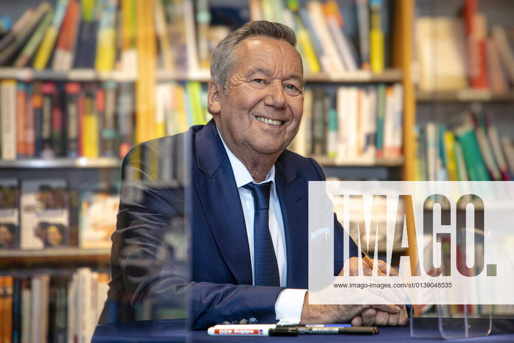 Hit star Roland Kaiser 69, real name Ronald Keiler, presents his biography Sonnenseite (Sunny Side) at a book signing and reading at the Thalia bookstore in Dresden 100 fans had their copy of the book signed by the artist beforehand Later, he read some passages from the book and chatted with the audience about interesting facts from his life