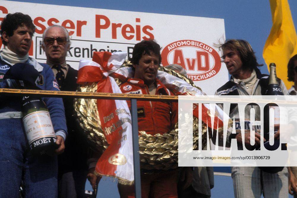 Siegerehrung Großer Preis von Deutschland 1978 in Hockenheim: Sieger Mario Andretti (USA Lotus Ford) zwischen Jody Scheckter (Südafrika Wolf Ford, li.) und Jacques Laffite (Frankreich Ligier Matra)
