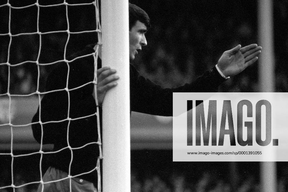 Torwart Jose Angel Iribar (Spanien) gibt Anweisungen am Torpfosten Fußball WM Herren Weltmeisterschaft 1966, Länderspiel, Nationalmannschaft, Nationalteam, Nationaltrikot, Vneg, Vsw Einzelbild Birmingham