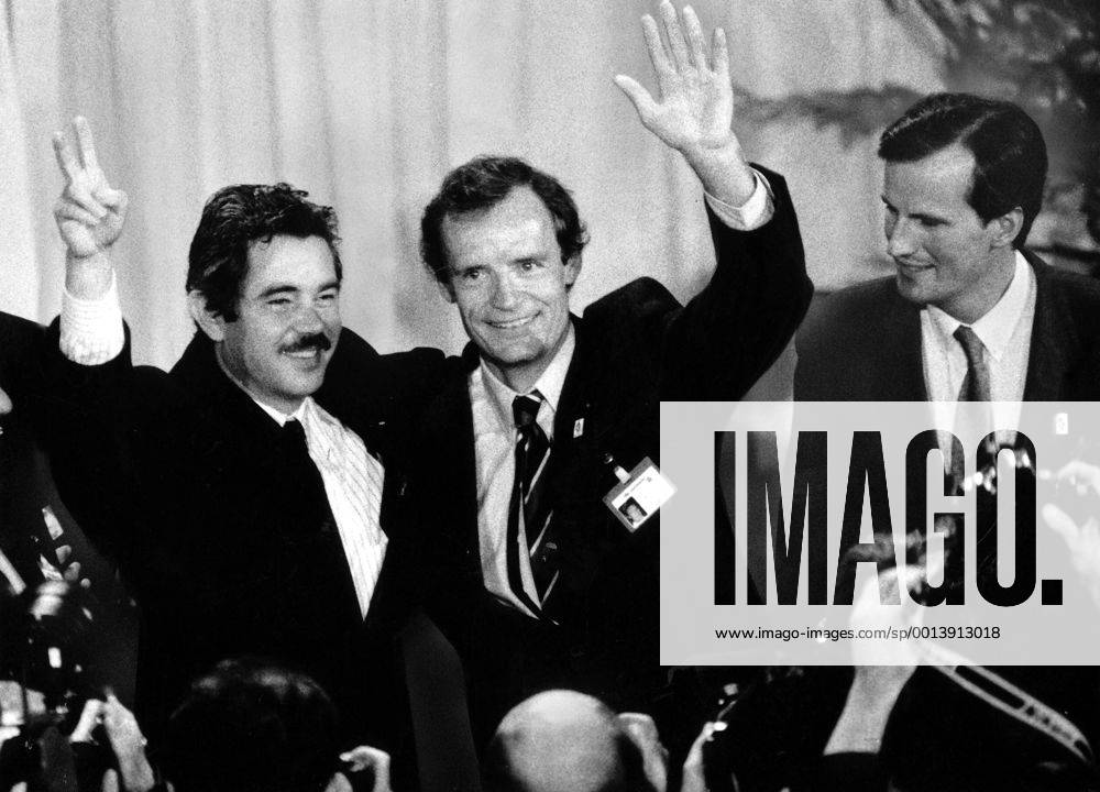 Die Vollversammlung des IOC in Lausanne vergibt die Olympischen Spiele 1992 nach Barcelona und Albertville, v.li.: Barcelonas Bürgermeister Pasquale Maragall, Jean Claude Killy, OK Vizepräsident Albertville und Michell Barnier, OK Präsident Albertville