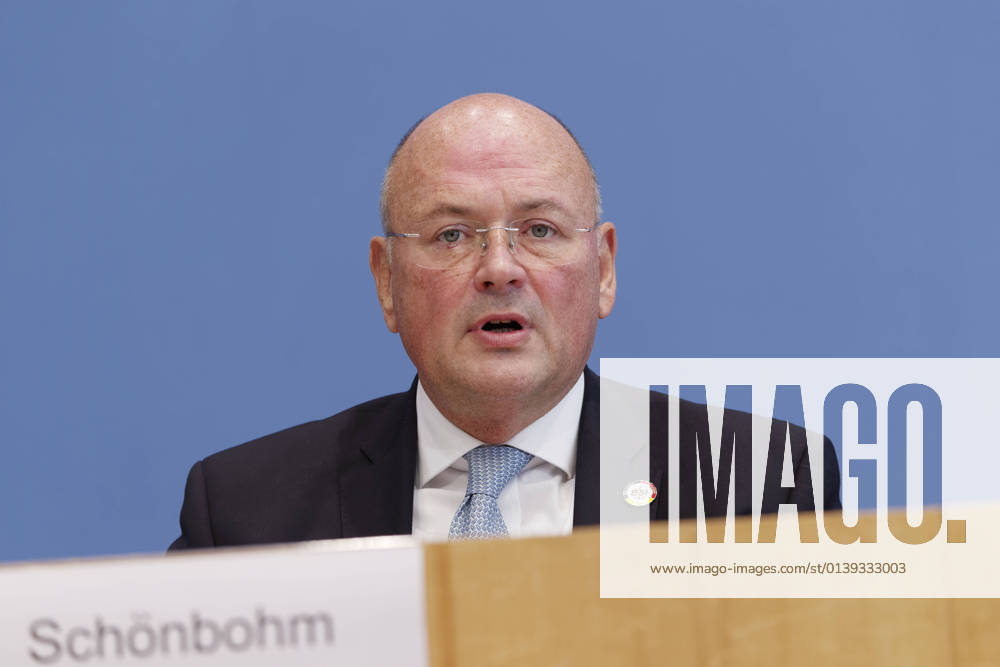 BSI Situation Report 2021 presented 2021 10 21, Germany, Berlin Federal Press Conference The Federal Minister of the Interior, for Building and Home Affairs, and the President of the Federal Office for Information Security BSI , Arne Schönbohm, present the BSI Situation Report Germany 2021