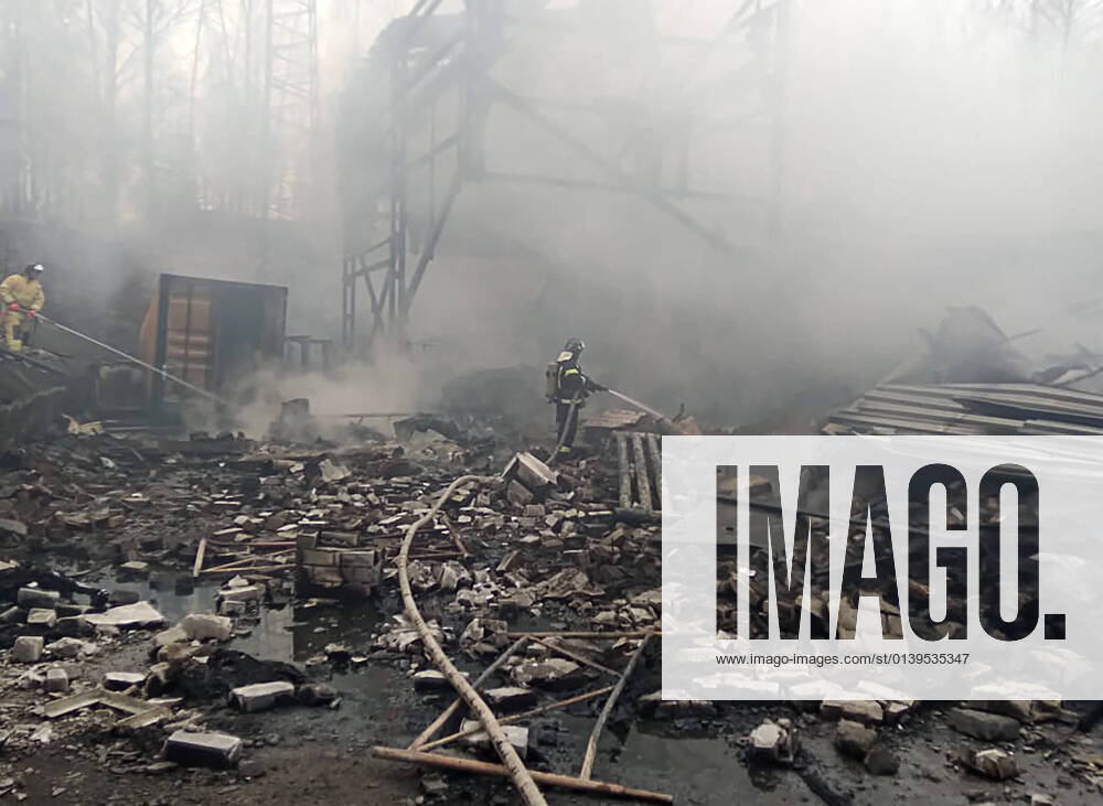 Fighting a fire at the Elastic gunpowder factory in the village of Lesnoye, Shilovsky District. According to preliminary reports, 17 people have been affected, with 7 dead, one hospitalized, and 9 missing. The Press Office of the Ryazan Region Branch of the Russian Emergencies Ministry TASS THIS IMAGE HAS BEEN SUPPLIED BY A THIRD PARTY. TS1152AE