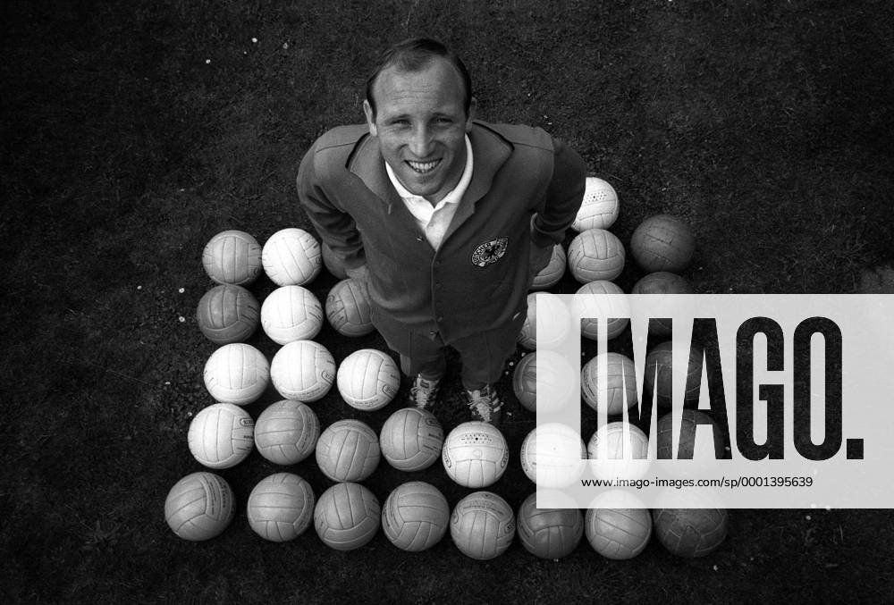 Uwe Seeler, 85. Geburtstag am 5. November Uwe Seeler (BR Deutschland) zwischen 38 Bällen, die seine bisherige Anzahl von Länderspieltoren symbolisieren sollen Fußball WM Herren Weltmeisterschaft 1966, Nationalmannschaft, Nationalteam, Vneg, Vsw Einzelbild Aufmacher