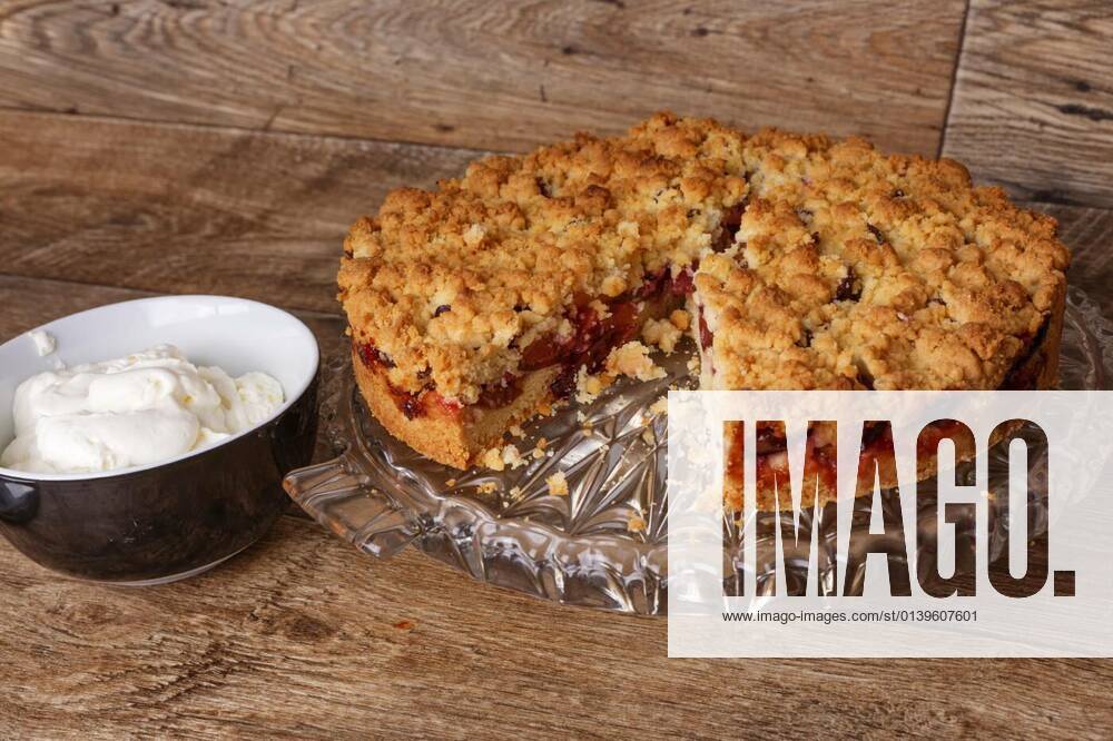 IMAGO Creative, Herbst, Food, Pflaumenkuchen plum crumble cake, 14.10.2020,