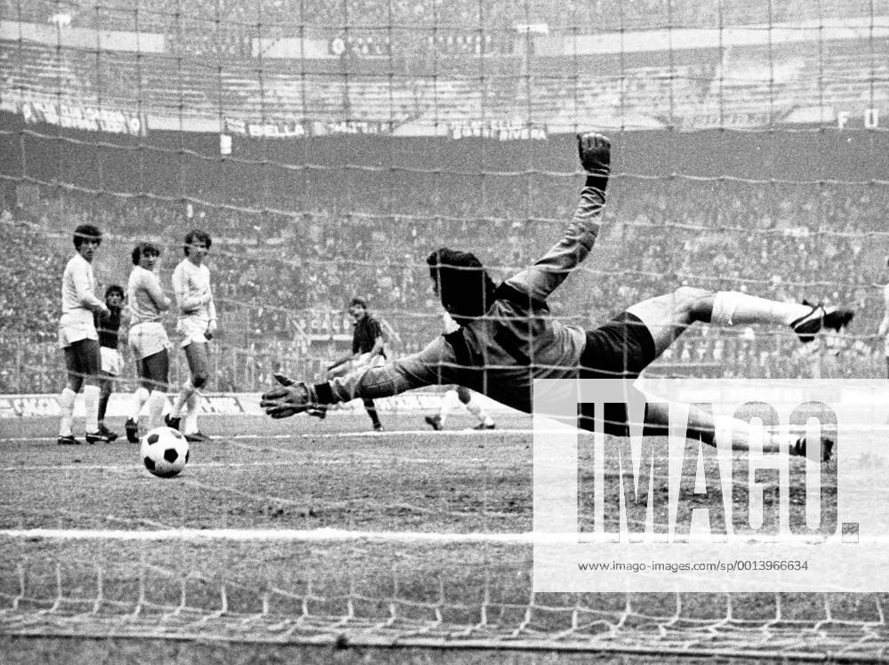 Aldo Maldera (Milan AC), JANUARY 21, 1979 - Football Soccer : Aldo Maldera of Milan AC scores during the Italian Serie A match between Milan AC 2-0 Lazio Rom at San Siro in Milano, Italy. NoxThirdxPartyxSales (ptmb043867)
