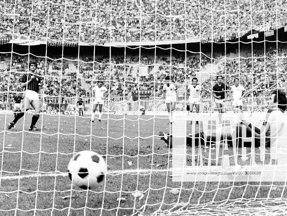 Gianni Rivera (Milan AC), SEPTEMBER 18, 1977 - Football Soccer : Gianni Rivera of Milan AC scores from penalty spot during the Italian Serie A match between Milan AC 2-2 Sampdoria Genoa in Italy. NoxThirdxPartyxSales (ptmb043871)