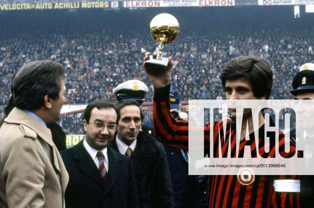 Gianni Rivera (Milan AC), 1969 1970 - Football Soccer : Gianni Rivera of Milan AC receives Ballon d Or trophy during the Italian Serie A match in Italy. NoxThirdxPartyxSales (ptmb043879)