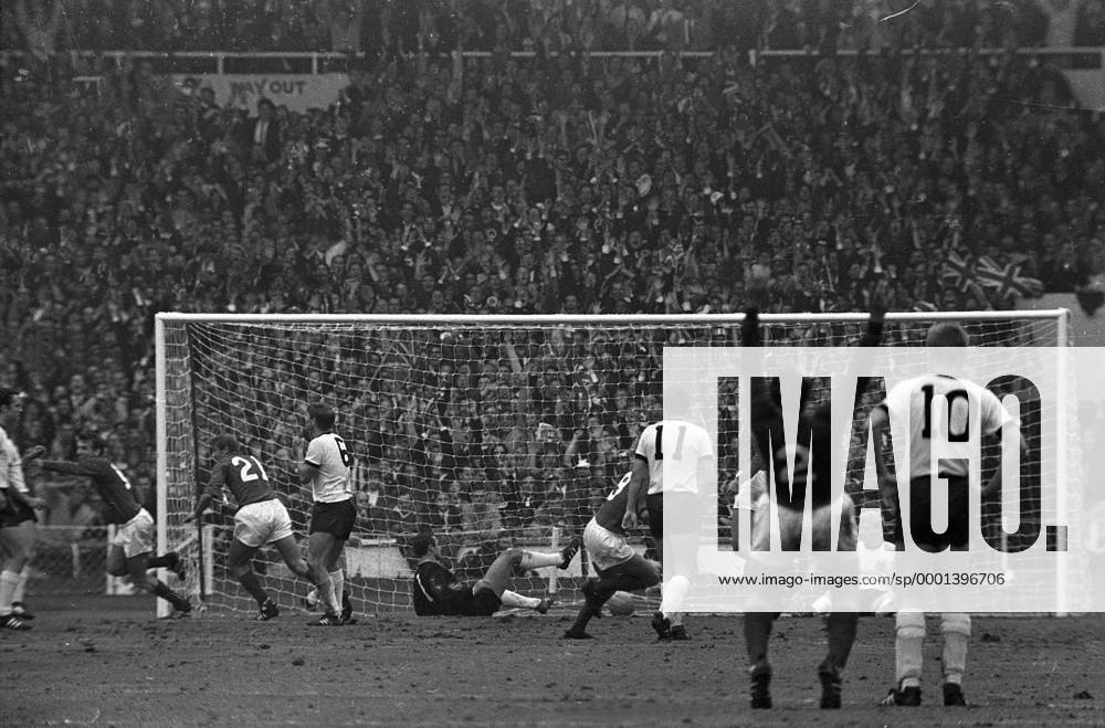 Fußball, WM 1966, Finale in Wembley, England - Deutschland 4-2 n.V. WM Finale 1966 - das Tor zum 2:1 in der 78. Minute, Torschütze Martin Peters (England, li.) jubelt, Torwart Hans Tilkowski (BR Deutschland) liegt geschlagen am Boden Fußball WM Herren Weltmeisterschaft 1966, Länderspiel, Finale, Endspiel, Nationalmannschaft, Nationalteam Totale Wembley Stadion London Begeisterung, Freude,