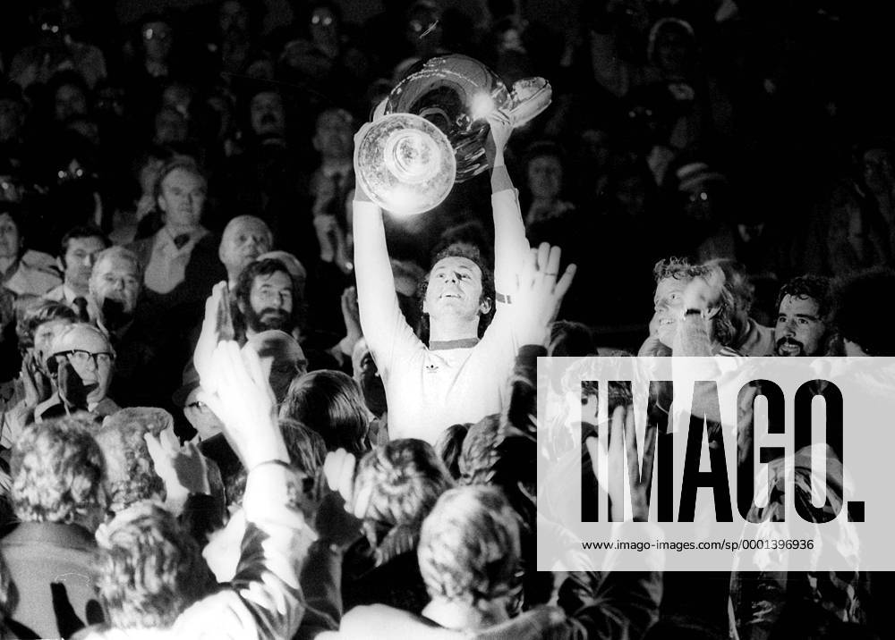 Lichtgestalt Franz Beckenbauer (Bayern) präsentiert den Europapokal der Landesmeister der Saison 1975 1976 Fußball EC 1 Herren Europapokal der Landesmeister 1975 1976, Europacup, FC Bayern München, Finale Totale Glasgow Freude, Begeisterung,