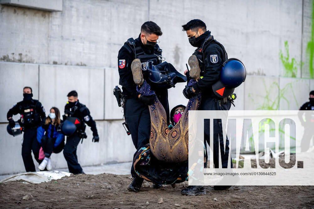 Blockade von der Baustelle der A100 Am 23.10.2021 wurde in Berlin die Baustelle der A100 vom Bündnis Gerechtigkeit Jetzt Blockiert. Die Aktivisten wurden daraufhin einzeln von der Polizei geräumt Berlin Berlin Deutschland