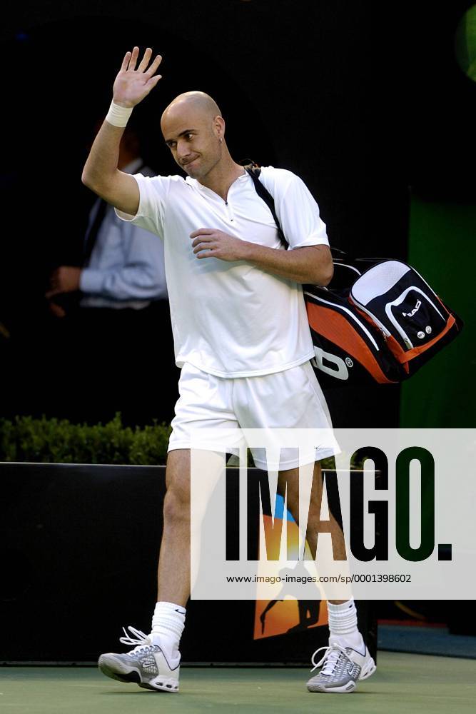 Andre Agassi (USA) verabschiedet sich bei den Zuschauern Tennis Herren Australian Open 2005, Grand Slam, ATP-Tour, Hartplatz, Hardcourt, Hartplatztennis, Hartplatzturnier Einzelbild Melbourne