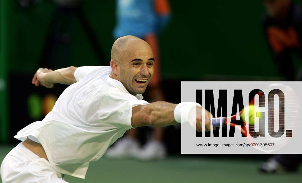 Andre Agassi (USA) muß sich für die Rückhand strecken Tennis Herren Australian Open 2005, Grand Slam, ATP-Tour Einzelbild Melbourne Dynamik,