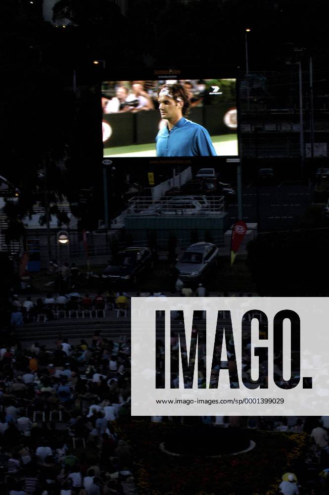 Die Zuschauer verfolgen das Match von Roger Federer (Schweiz) außerhalb der Arena über eine Leinwand Tennis Herren Australian Open 2005, ATP Tour, Grand Slam Totale Melbourne