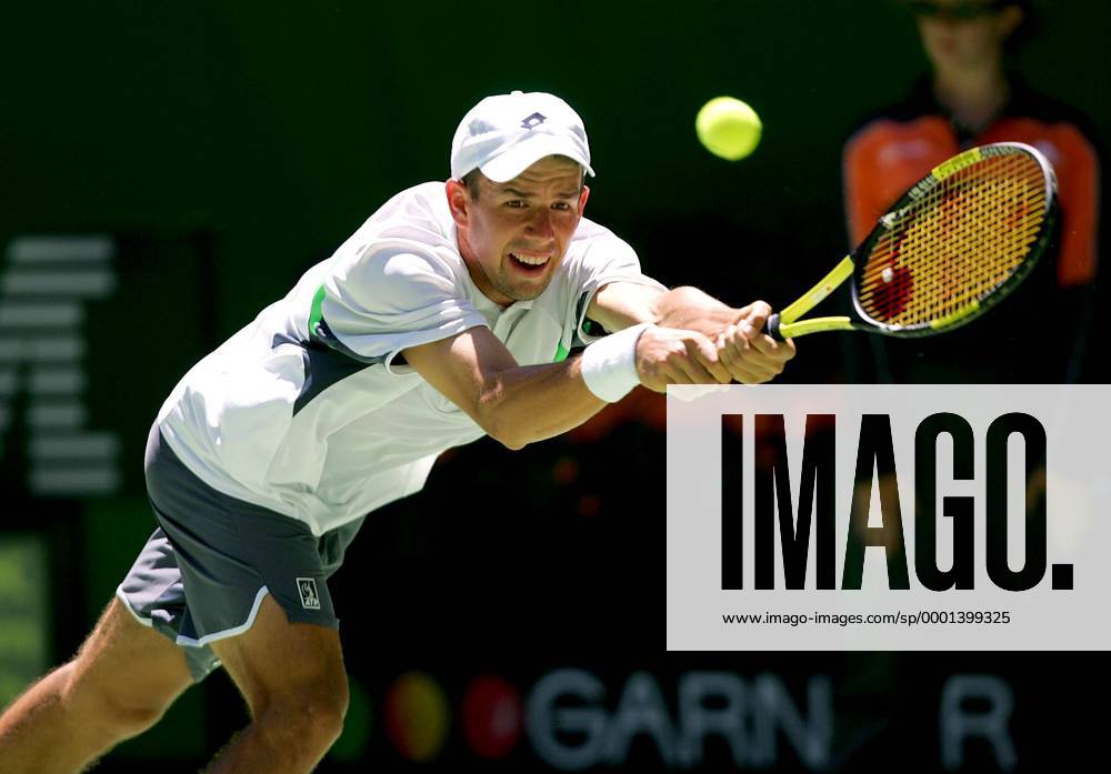 Dominik Hrbaty (Slowakei) streckt sich für die beidhändige Rückhand - !! Tennis Herren Australian Open 2005, Grand Slam, ATP-Tour Einzelbild Melbourne Dynamik,