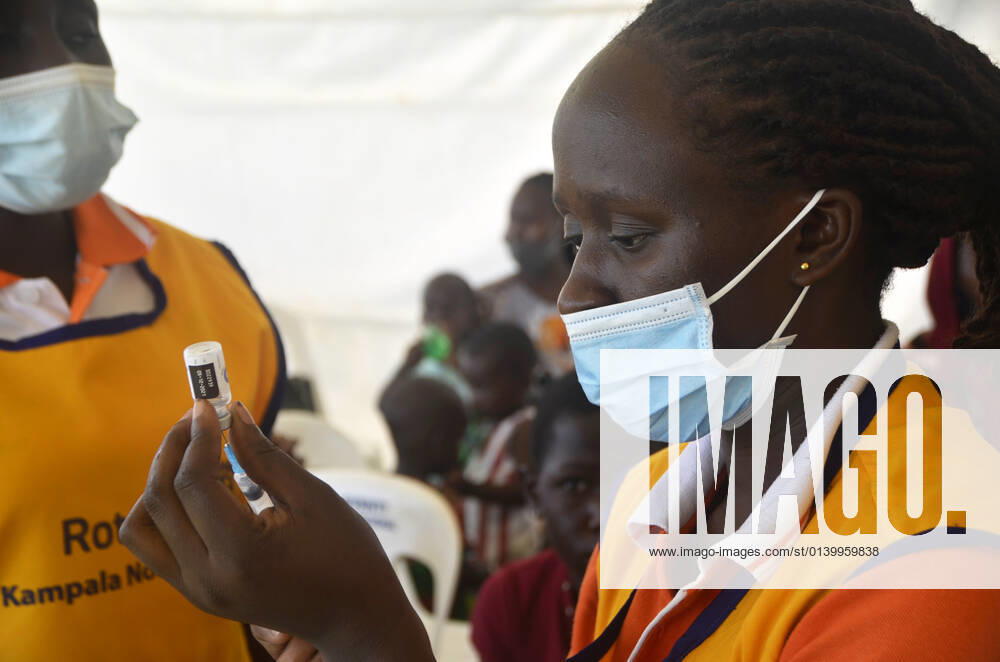(211024) -- KAMPALA, Oct. 24, 2021 -- A medical worker prepares a dose of polio vaccine during an event to mark World Polio Day in Kampala, Uganda, Oct. 24, 2021. (Photo by Xinhua) UGANDA-KAMPALA-WORLD POLIO DAY-IMMUNIZATION ACTIVITIES NicholasxKajoba