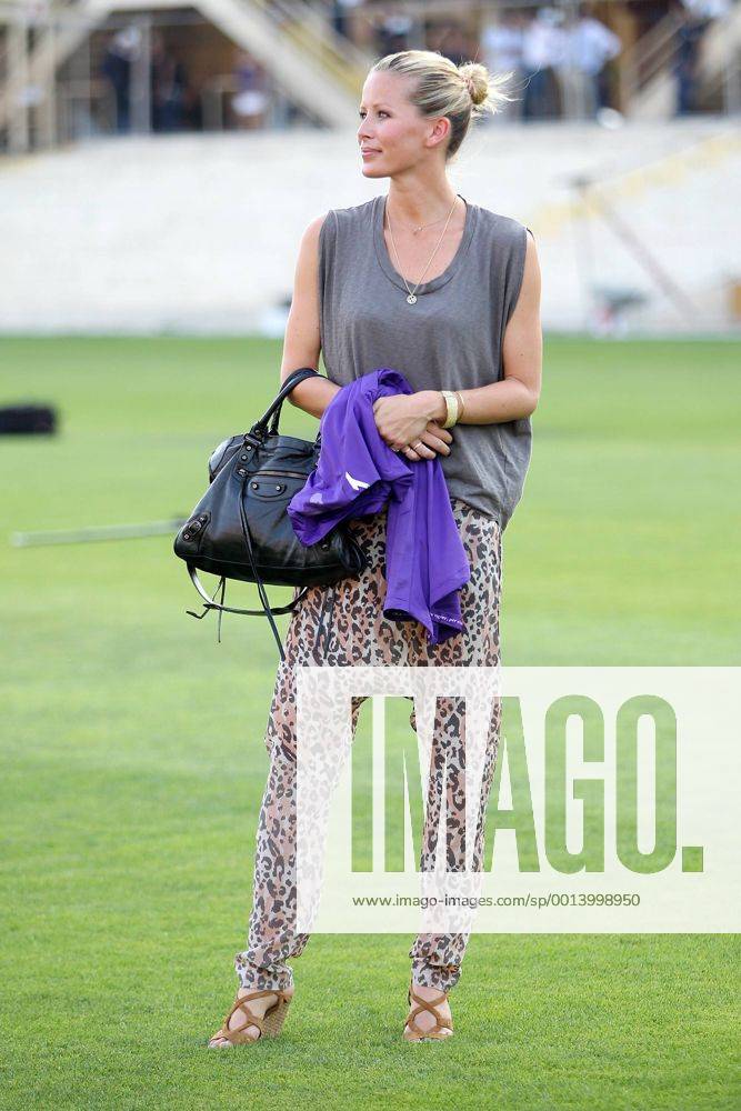 Mario Gomez wird beim AC Florenz als Neuzugang präsentiert - Freundin Carina Wanzung ist dabei lucaxpagliaricci